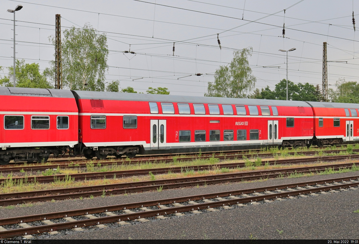 Auch drei Doppelstockwagen der 3. Generation waren im Fußball-Sonderzug von Leipzig nach Berlin eingereiht, wie z.B.  DBpza <sup>751.2</sup>  (50 80 26-35 196-7 D-DB).
Das Foto entstand vom Bahnsteig des Bahnhofs Halle-Nietleben am Vorabend der Abfahrt.

🧰 DB Regio Südost
🕓 20.5.2022 | 19:01 Uhr