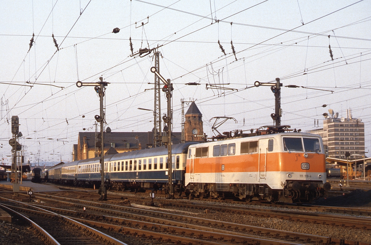 Auch Düsseldorfer S-Bahn-111 kamen planmäßig nach Gießen. Im Sommer 1983 macht sich 111 119 mit einem D-Zug via Ruhr-Sieg-Strecke auf in Richtung Heimat.  

Für die kritische Moderation : Ich stand NICHT im Gleisvorfeld, sondern am äußersten Bahnsteigende. Heute ist dieser Standort allerdings nicht mehr zugänglich. 