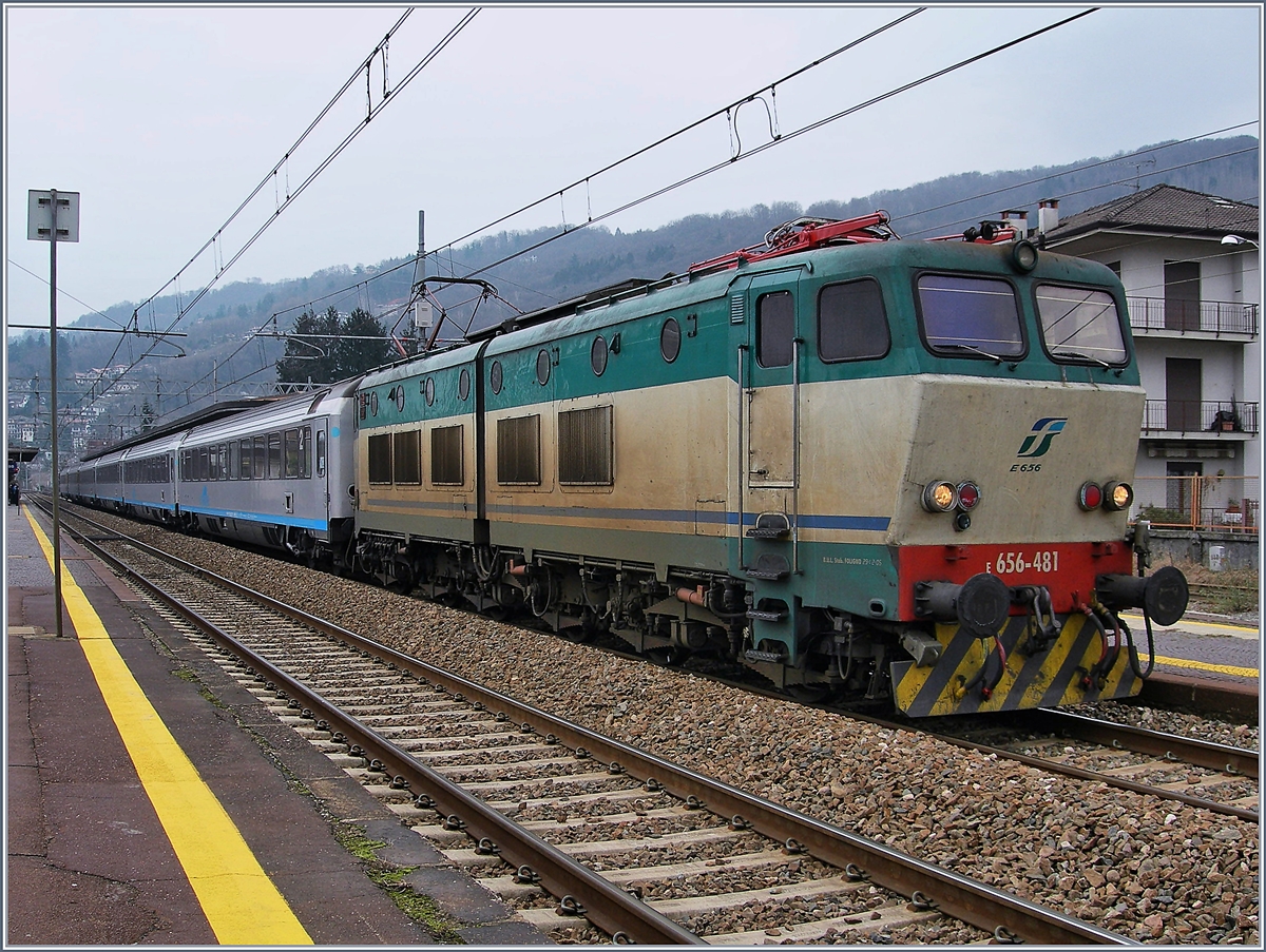 Auch eine E 656-481 zieht mal einen CIS - EC von Milano nach Domodossola (- Genève) 
Stresa, den 6. Feb. 2007