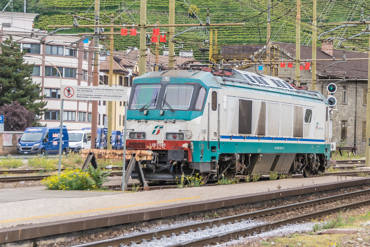 Auch E402 039 steht am 17.10.2015 auf einem Abstellgleis in Bozen.