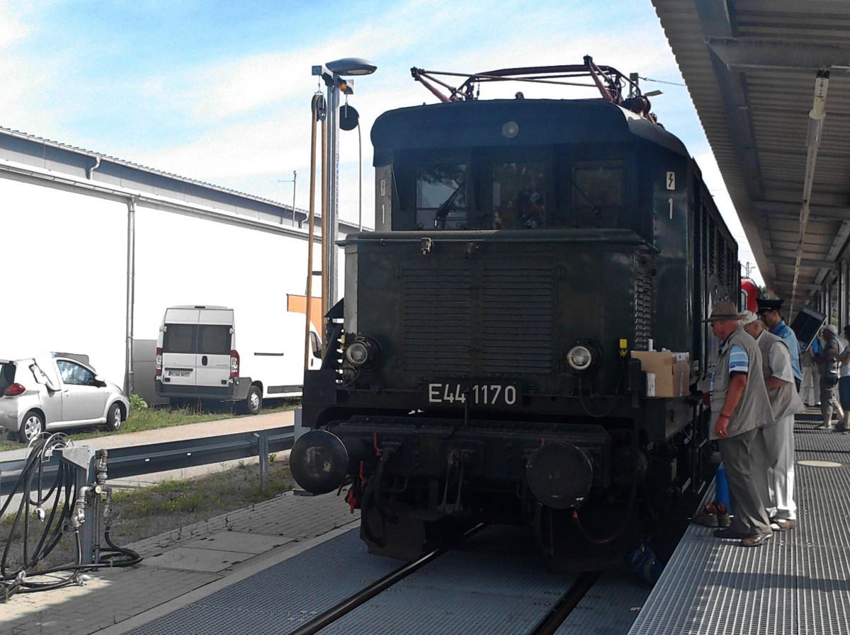 Auch E44 1170 stand am 24.06.2012 an der Wagenwaschanlage im BW Freiburg, als dort ein Tag der offenen Tr, anlssich des 125 Geburtstag der Hllentalbahn, feierte.