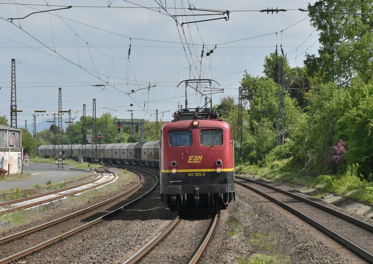 Auch die EBM 140 003-5 mit Schiebewandwagen von Transwagon kommt durch Roisdorf in Richtung Sechtem vor mein Objektiv und wird am ersten Mai zweitausendachtzehn auf die SD-Karte gebannt.