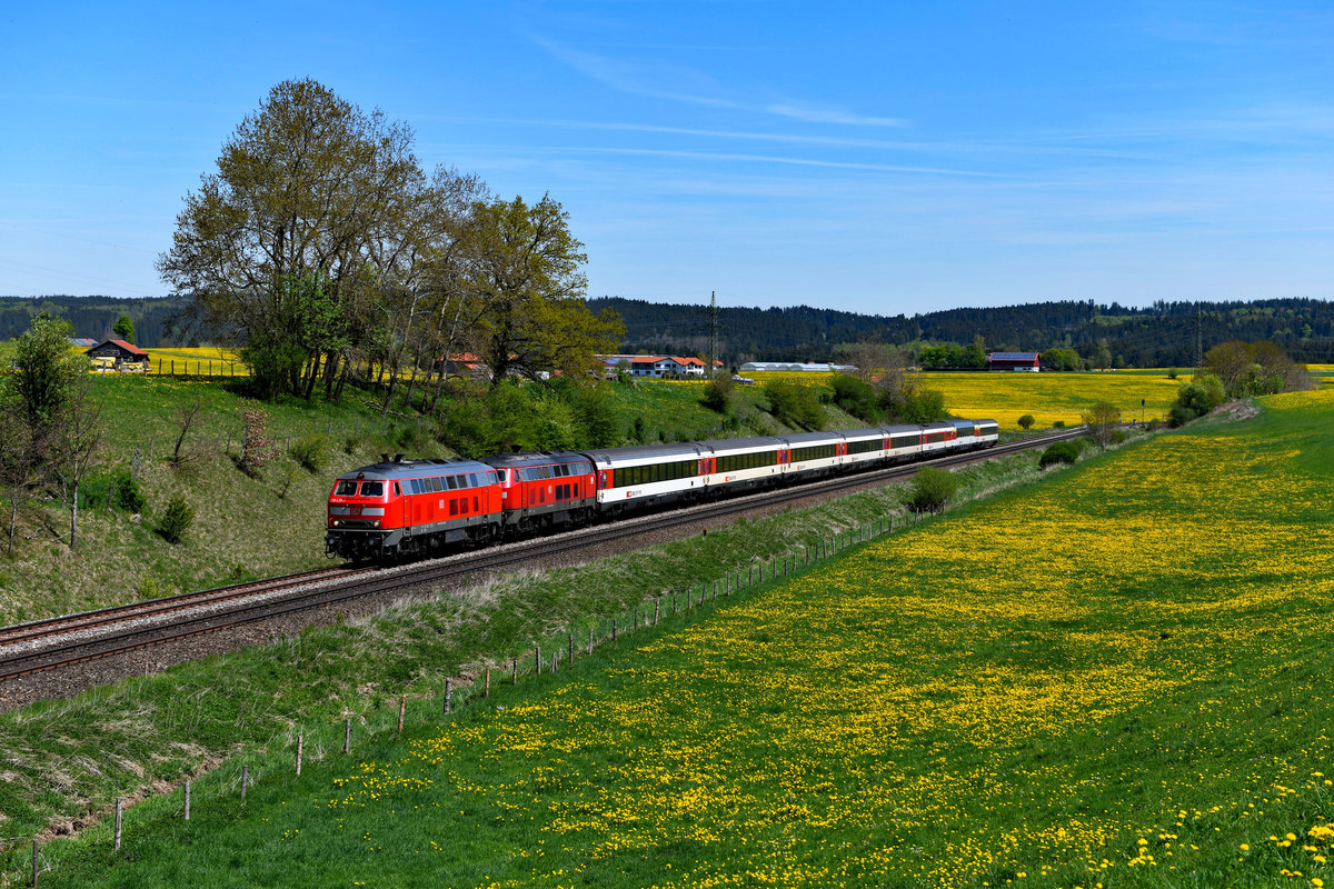 Auch der EC 194 nach Zürich HB wird aktuell über Kempten umgeleitet, da die Strecke zwischen Buchloe und Memmingen aufgrund von Bauarbeiten gesperrt ist. Am 27. April 2018 bespannten 218 430 und 436 diesen Zug und konnten bei Aitrang dokumentiert werden. 