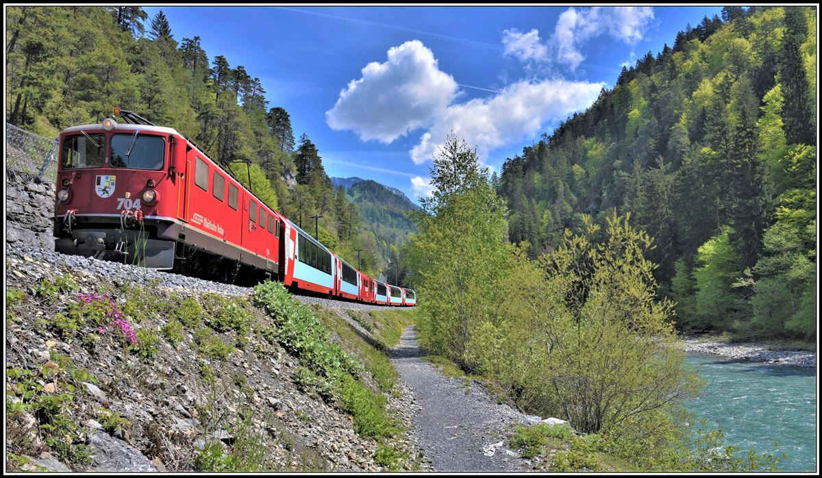Auch eher die Ausnahme, die Ge 6/6 II 704  Davos  am Glacier Express PE903 bei Trin. (14.05.2019)
