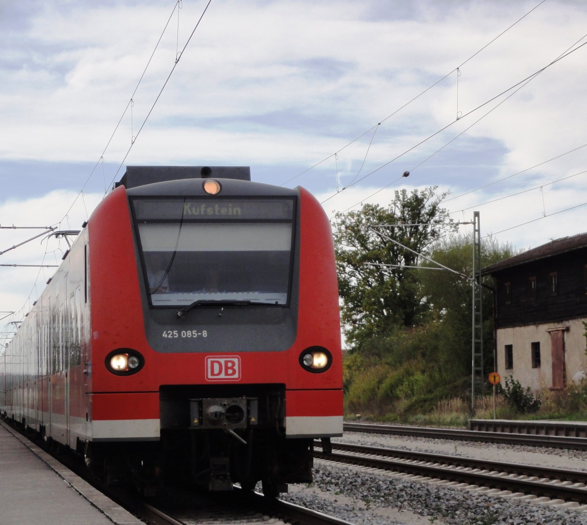 Auch die eigentlich gar nicht so schlecht aussehenden 425er sind nicht mehr in Ostermünchen anzutreffen, wie hier 425 085 mit RB79079 nach Kufstein am 26.09.2012.

P.S. dem alten Güterschuppen rechts wünsche ich, dass er noch möglichst lang stehen bleibe