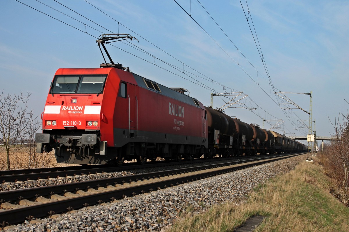 Auch ein 152er fuhr am 08.03.2014 nach Basel, hier ist es die 152 110-3 mit einem gemischten Güterzug nördlich von Müllheim (Baden) gen Süden.