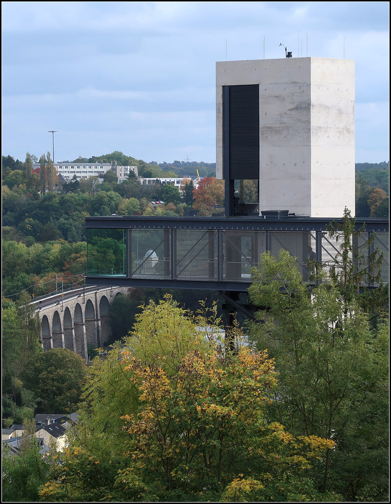 Auch ein Art Bergbahn -

... der im Juli 2016 eröffnete 60 Meter hohe Aufzug Pfaffenthal - Oberstadt in Luxemburg. Im Bild die gläserne Bergstation, von der man einen schönen Blick in Tal und zu den Grünewald und Paffenthal Viadukte. Hier im Hintergrund das Pfaffenthal Viadukt.

04.10.2017 (M)