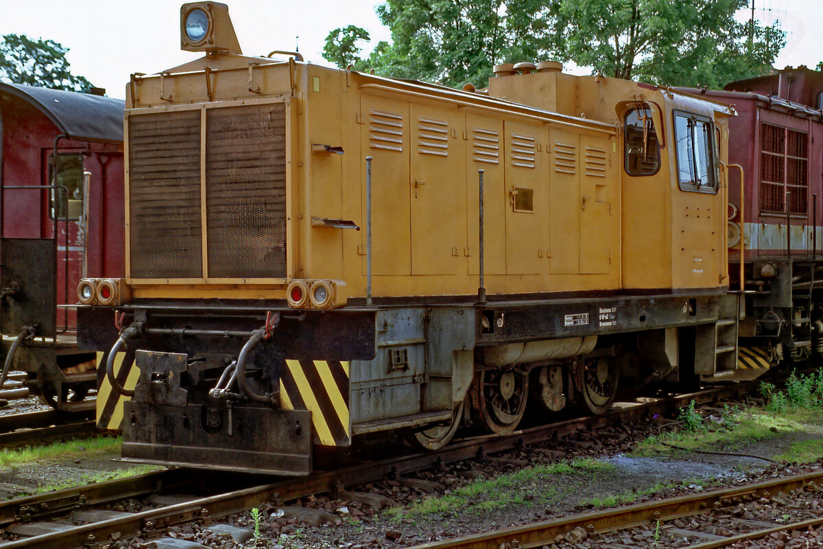 Auch ein Jahr nach meiner letzten Aufnahme dieses  Einzelgängers  der DR stand 199 301 am 23.06.1992, all seiner Schilder beraubt, im Schmalspur-Bw. Wernigerode-Westerntor.