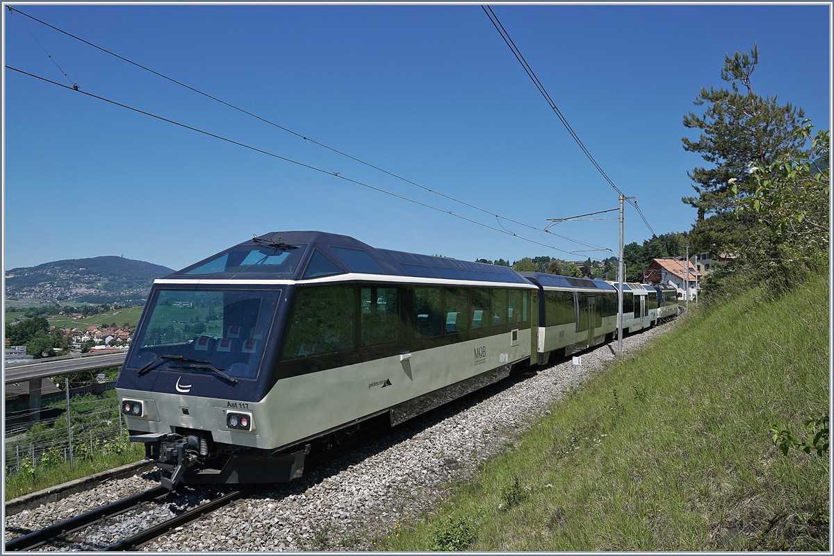 Auch ein  neuer  MOB Panoramic Express, selbst wenn der nun revidierte Steuerwagen Ast 117 schon beinahe vierzig Jahre bei der MOB im Einsatz ist.
Die Ge 4/4  8004 ist mit dem Regionalzug 2224 von Montreux nach Zweisimmen unterwegs und erreicht in Kürze Planchamp.

21. Mai 2020