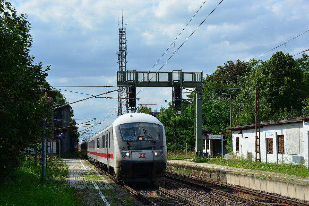 Auch ein paar wenige IC fahren noch durch Güterglück. Hier fuhr ein IC Steuerwagen vorraus gen Dessau. Leider wird dieser Fotostandort nur noch bis vorraussichtlich Mitte 2018 bestehen, denn ein paar hundert Meter weiter hinten soll der neue Bahnhof Güterglück entstehen und hier geschlossen werden.

Güterglück 04.08.2017