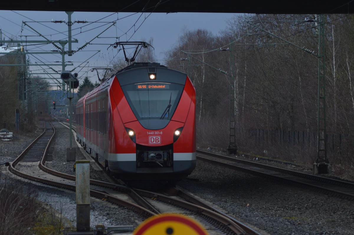 Auch ein Samstagsbild ist dieses, es zeigt einen S5/S8 Zug nach Wuppertal Vohwinkel...der aus Mönchengladbach kommend in Korschenbroich einfährt.
Als Zugfahrzeug ist der 1440 301-8 zu sehen.21.3.2015