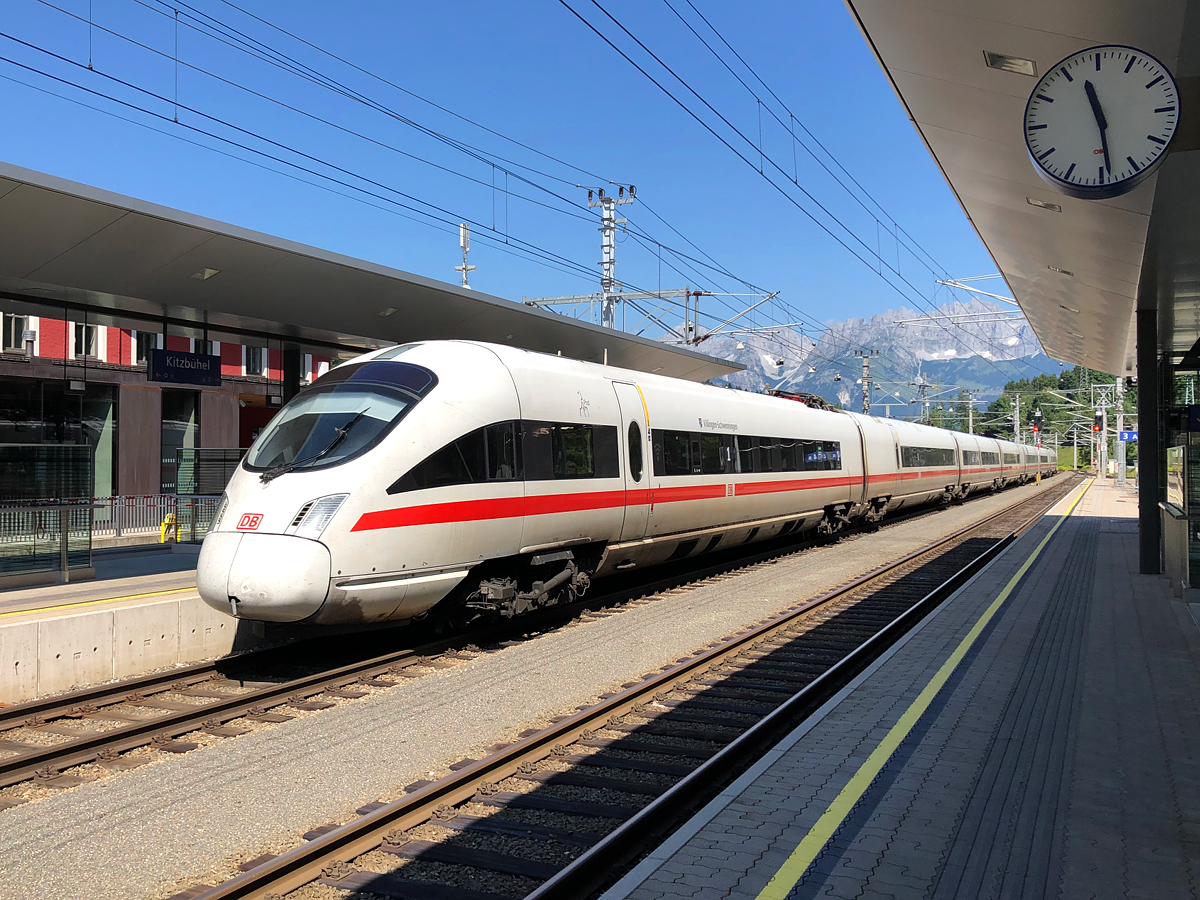 Auch ein seltener Anblick sind ICE's auf der Salzburg-Tiroler-Bahn (Giselabahn) im Sommer 2019. Eingesetzt wurden dabei DB BR 411 (ICE-T). ICE 1284  Großglockner  (Schwarzach-St. Veit - Flensburg) hier bei der Einfahrt in den Bahnhof Kitzbühel. Aufgenommen am 11.08.2019
