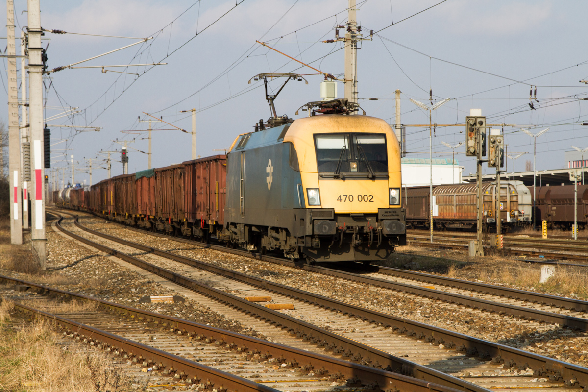 Auch ein Taurus der MAV - hier der 470 002 - war am Freitag Nachmittag mit einem Güterzug in Richtung Zentralverschiebebahnhof in Wien Süssenbrunn zu sehen. (27.02.2015)