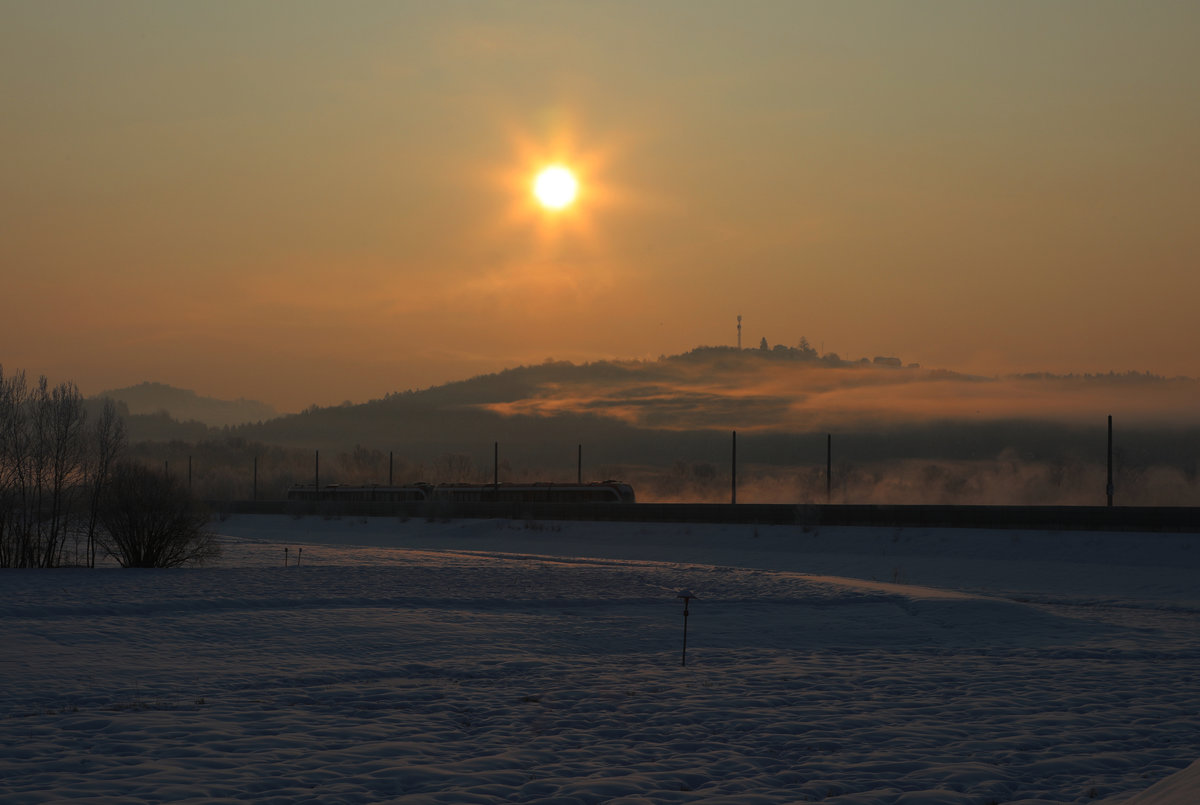 Auch ein Teil der GKB ist der im Hintergrund emporragende Sendemast am Demmerkogel. 
Dort befindet sich zu den Anlagen von ORF unter anderem auch eine Relaisstation für den GKB Zugfunk. 
Durch die Lärmschutzwand versteckt flitzt  R4358 in Richtung Hengsberg am Morgen des heutigen 28.02.2018 bei Minus 25°