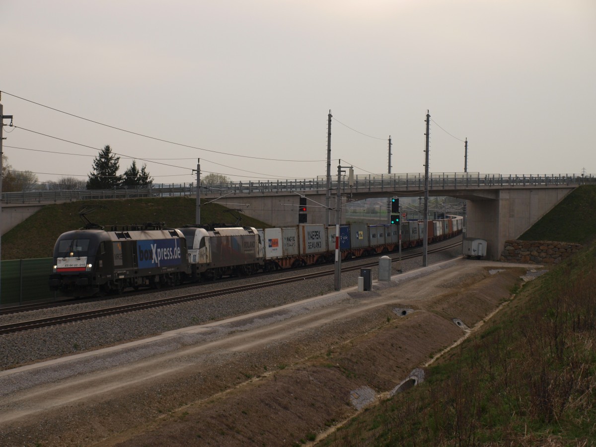 auch ein Umleitergüterzug mit der 182.515 + 1216.955 G 42915 bei Neukirchen bei Lambach am 31.3.14 