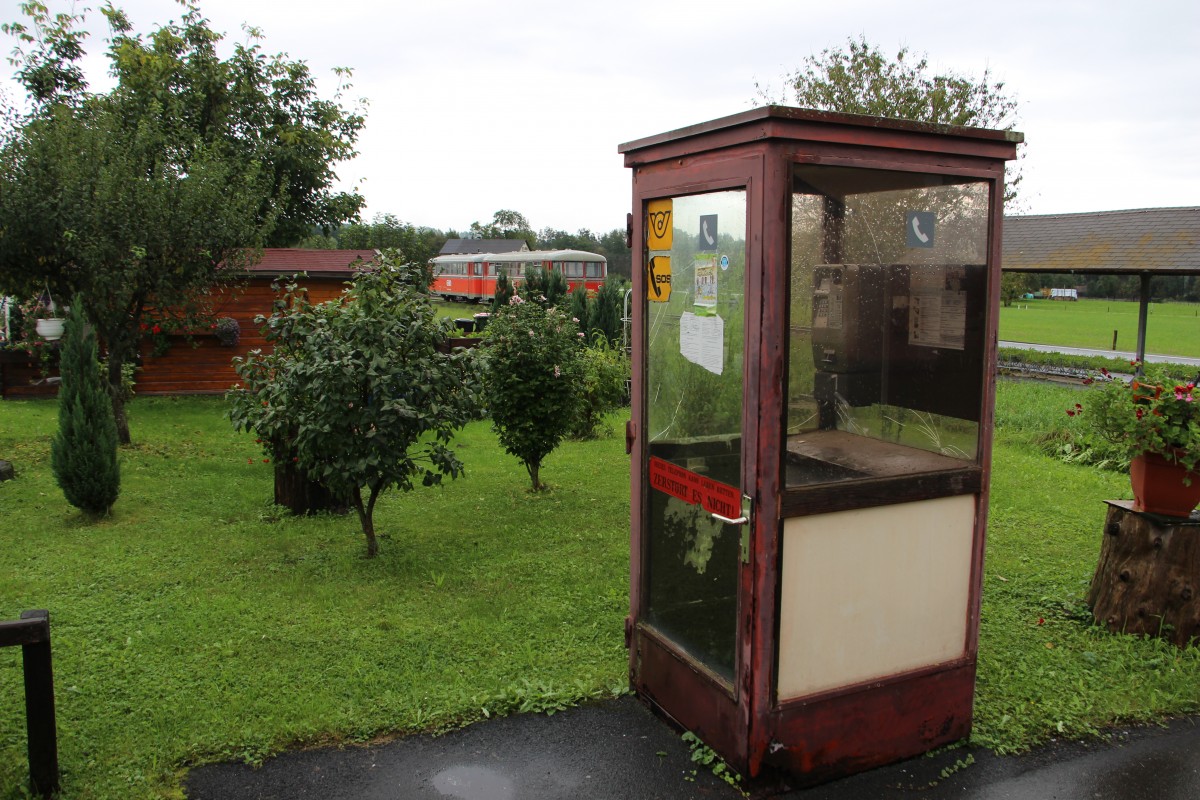 Auch ein Unikat aus alte Zeiten . Eine Telefonzelle an der Halte und Ladestelle Schwanberg. 13.09.2014