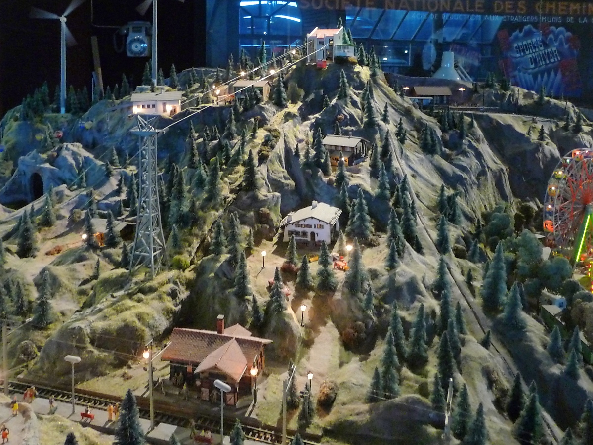 Auch einen Berg mit Seilbahn gibt es auf der H0-Modellbahnanlage in der Cité du train, 2.10.12 