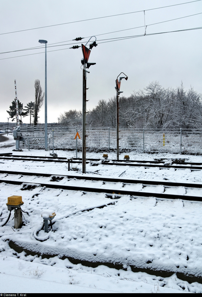 Auch im Einfahrbereich des Bahnhofs Halle-Nietleben, am Bahnübergang (Bü) Hallesche Straße, sind Rangierhaltsignale (Ra 11a) zu bewundern. Bis auf den Baustellenverkehr in diesem Jahr dürften diese nur sehr sporadisch genutzt werden.

🚩 Bahnstrecke Merseburg–Halle-Nietleben (KBS 588)
🕓 9.1.2021 | 9:56 Uhr