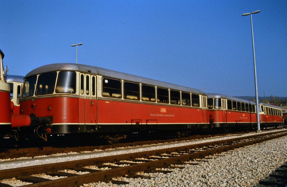 Auch einige wenige Uerdinger Schienenbusse waren auf der HZL unterwegs: VB 21 und VB 20 vor dem Bw Gammertingen, 29.10.1984.