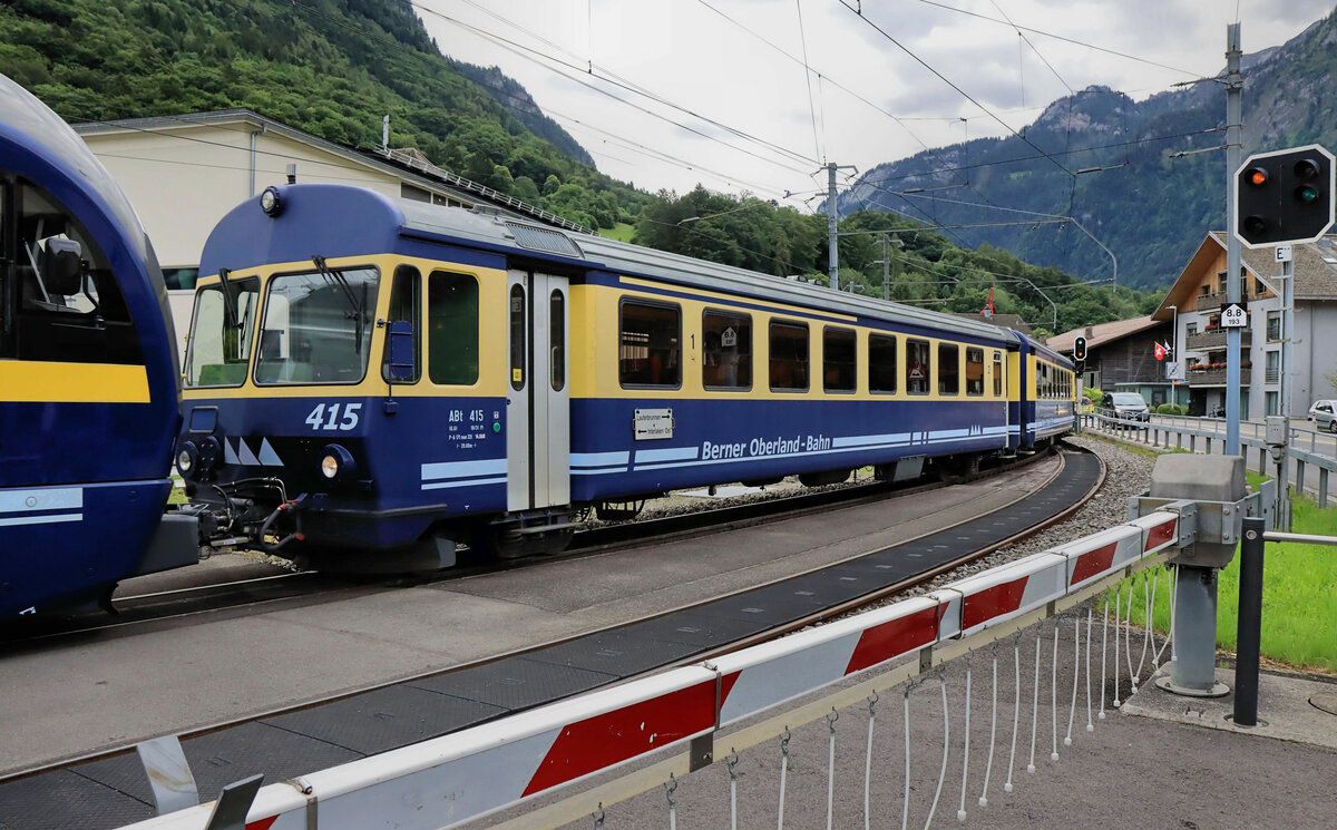 Auch der Einsatz von einem der beiden Reserve-Vierachssteuerwagen ABt 415 (mit B 261 gekuppelt) fiel auf. Wilderswil, 9.Juni 2022 