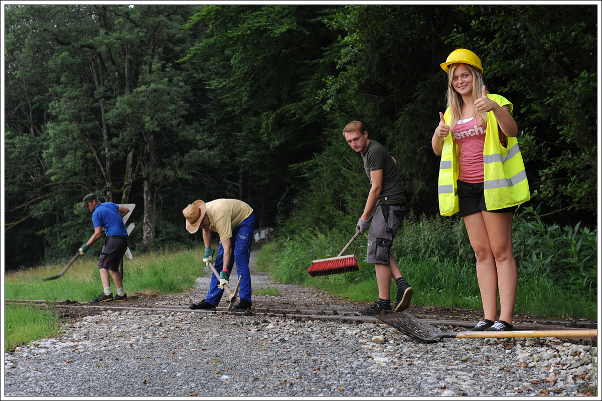 Auch die EK’s mussten gereinigt werden. Ihr glaubt gar nicht, wie sich die Jungs bei der Bauaufsicht ins Zeug gelegt haben (23.7.2015 im unteren Bahnwald zwischen Preding und Kraubath)