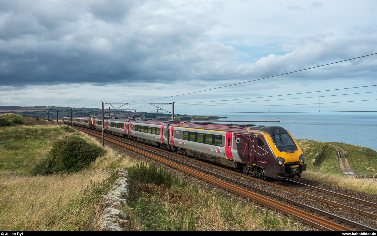 Auch im englischen Wetter gibt es kurze Momente, wo die Sonne durchscheint, und beim dichten Zugverkehr auf der East Coast Main Line steht die Chance relativ gut, dass in so einem Moment auch ein Zug auftaucht. So auch am 20. August 2017, als CrossCountry Voyager 220 008 zusammen mit einem Schwesterzug von Glasgow Central nach Plymouth südlich von Berwick-upon-Tweed abgelichtet werden konnte. 