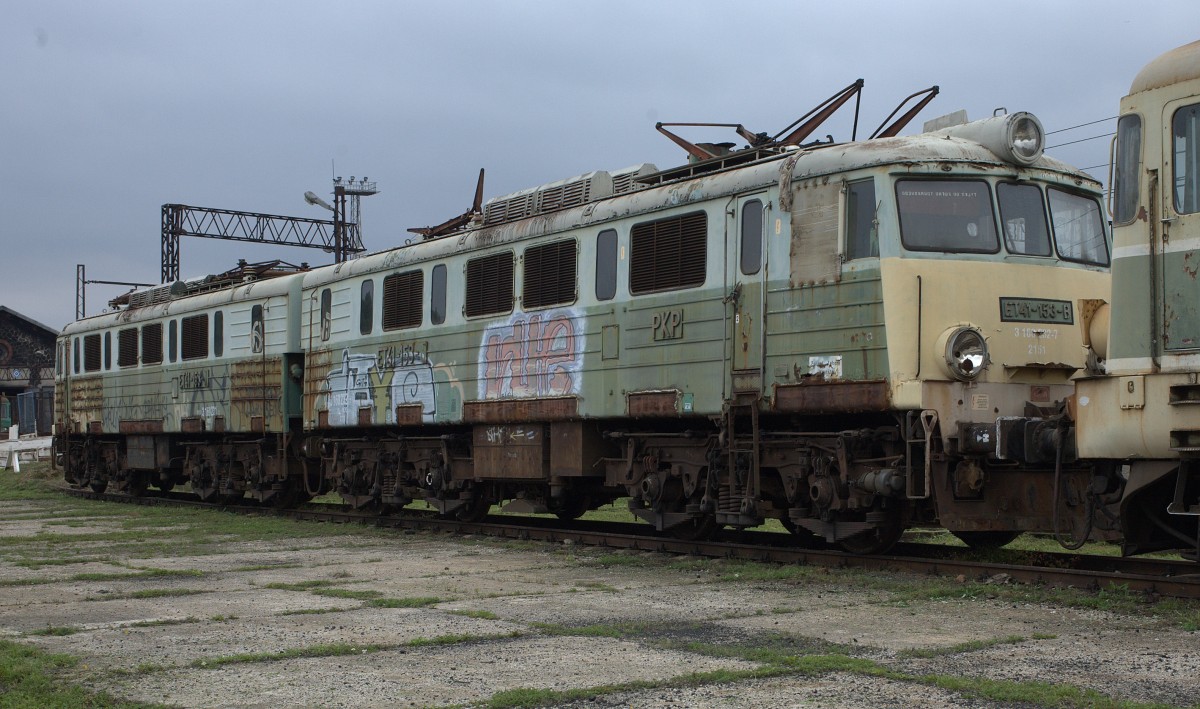 Auch ET 41-153 wartet wohl auf die Verschrottung in Jelenia Gora.01.08.2014 12:43. Schnappschuß vom Eisenbahnmuseum Jelenia Gora. 