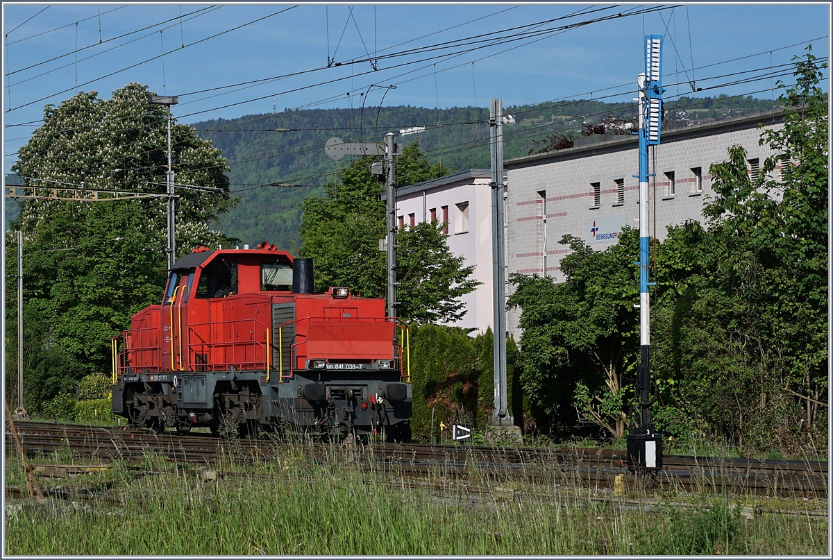 Auch im ETCS Zeitalter werden in der Schweiz noch Züge und Rangierfahren mit Formsignalen gesichert, wobei die Formsiganle im östlichen Bahnhofskopf vom RB Biel zu den letzten ihrer Art gehören dürften.
Das blaue Rangiersignal hat der Am 831 036-7 die Zusage  Rangieren gestattet  gegeben und so fährt die Dieselok nun ins Industriegebiet. 
9. Mai 2016
(Die Fotostelle ist nicht durch Schilder oder Zäune begrenzt, sondern öffentlich zugänglich; der entstprechende Weg wird  auch als Zugang zum Bahnsteig genutzt.)