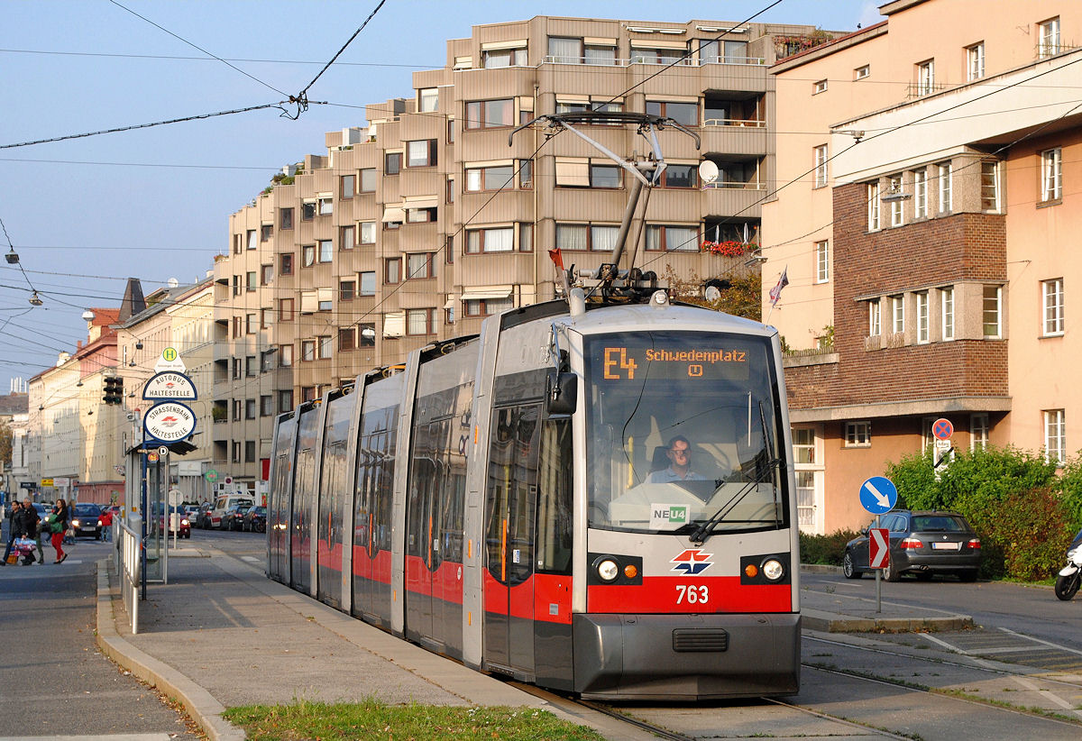 Auch Fahrzeuge der Reihe ULF kamen zum Einsatz wie hier der B1 763 in der Heiligenstädterstraße bei der Haltestelle Grinzinger Straße. (04.10.2014) 