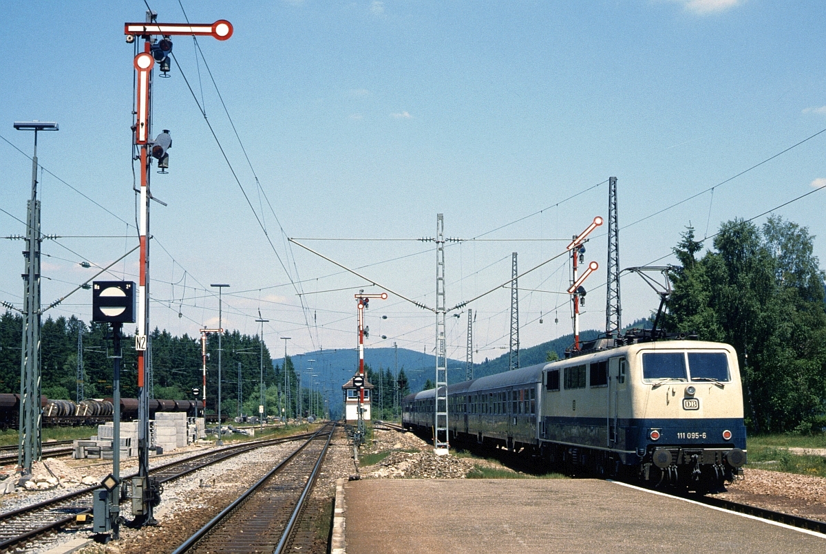 Auch Frankfurter 111 kamen auf der Höllental- und Dreiseenbahn zum Einsatz. 111 095, Titisee, 23.5.1992.