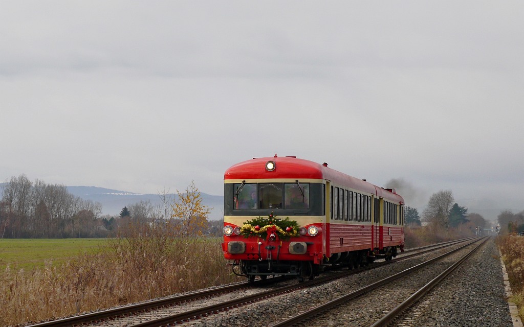Auch in Frankreich gibt es Sonderzüge zur Adventszeit. Hier fährt ein historischer Zug des Typs EAD 'Caravelle' als Sonderzug die Fahrgäste von Epinal in den Vogesen nach Strasbourg zum Weihnachtsmarkt.
Der zweiteilige Triebzug, bestehend aus SNCF-XR8508 (Steuerwagen) und  SNCF-X4395 (Triebwagen), wird von dem Verein TTDA (Train-Thur-Doller-Alsace) als historisches Fahrzeug auf dem französischen Streckennetz eingesetzt.

2013-12-08 Dachstein 