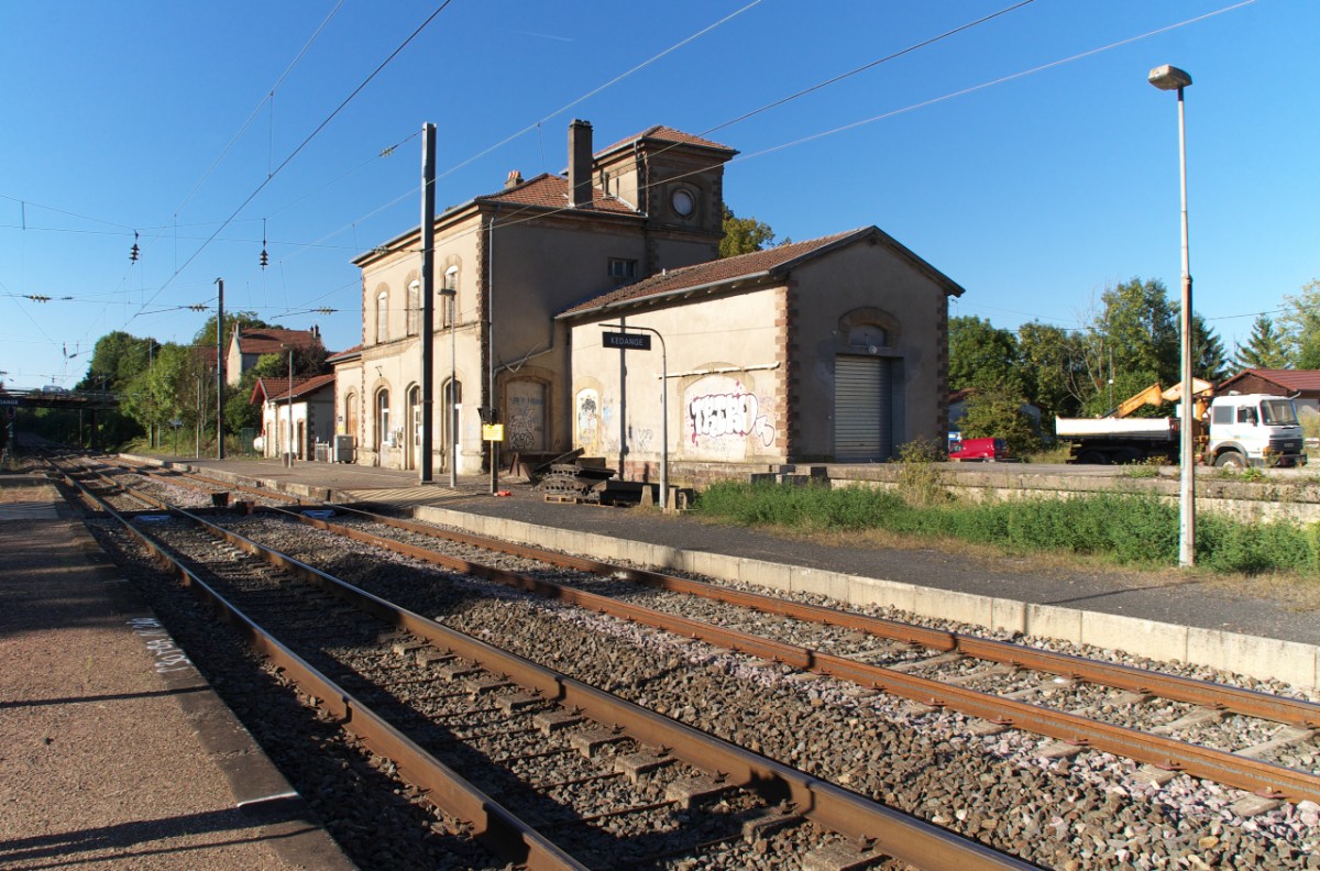 Auch in Frankreich werden viele Bahnhfe nicht mehr gebraucht!

Nicht nur bei uns in Deutschland lt man die Bahnhfe teilweise verkommen, auch im Nachbarland Frankreich ergeht es vielen Bahnhfen hnlich.
Dort wo noch ein Fahrdienstleiter bentigt wird ist die Welt noch einigermaen in Ordnung.
Auf der Strecke Thionville - Bouzonville - Hargarten/Falck - (Vlklingen) fahren an Werktagen MO-FR noch 3 Personenzge zwischen Thionville und Bouzonville.
Zwei am frhen Morgen und einer am Abend gegen 18.00 Uhr.
Die Strecke wird zur Zeit grndlich saniert, zumindest was den Oberbau und die Gleise betrifft.
Der Bahnhof von Kdange-Sur-Canner (Kedingen) hat schon viel bessere Zeiten erlebt.
Die Bahnstrecke Vlklingen–Diedenhofen gehrte zunchst zur „Eisenbahn in Elsa-Lothringen , das Gebiet bis Metz wurde ja nach dem Krieg 1870/71 deutsch.
1883 war die Strecke komplett fertig gestellt.
Im franzsischen Streckenplan ist die Linie in mehrere Strecken unterteilt.
Der Bahnhof Kdange liegt an der Strecke 177000 Thionville - Anzeling.
Viele der Querverbindung von dieser Strecke nach Metz sind schon lange abgebaut und in Vergessenheit.
04.09.2013 Ligne 177000 Thionville - Anzeling.