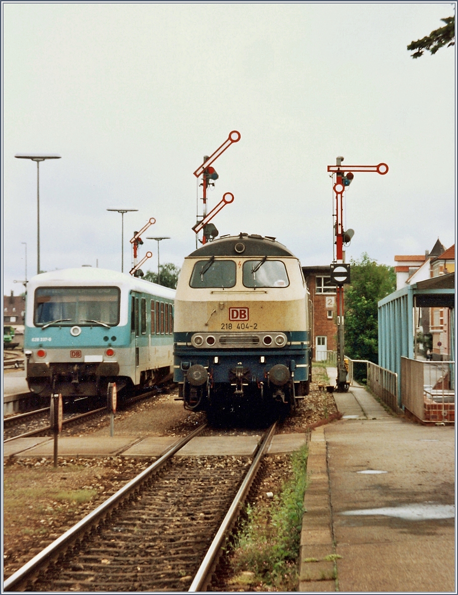 Auch in Friedrichshafen gab es vor nicht all zu langer Zeit noch Formsignale wie dieses Bild von 1995 zeigt: Während der VT 628 337-8 Richtung Hafenbahnhof fährt, rangiert die im IR Verkehr eingesetzte V 218 404-2.

30. Mai 1995
