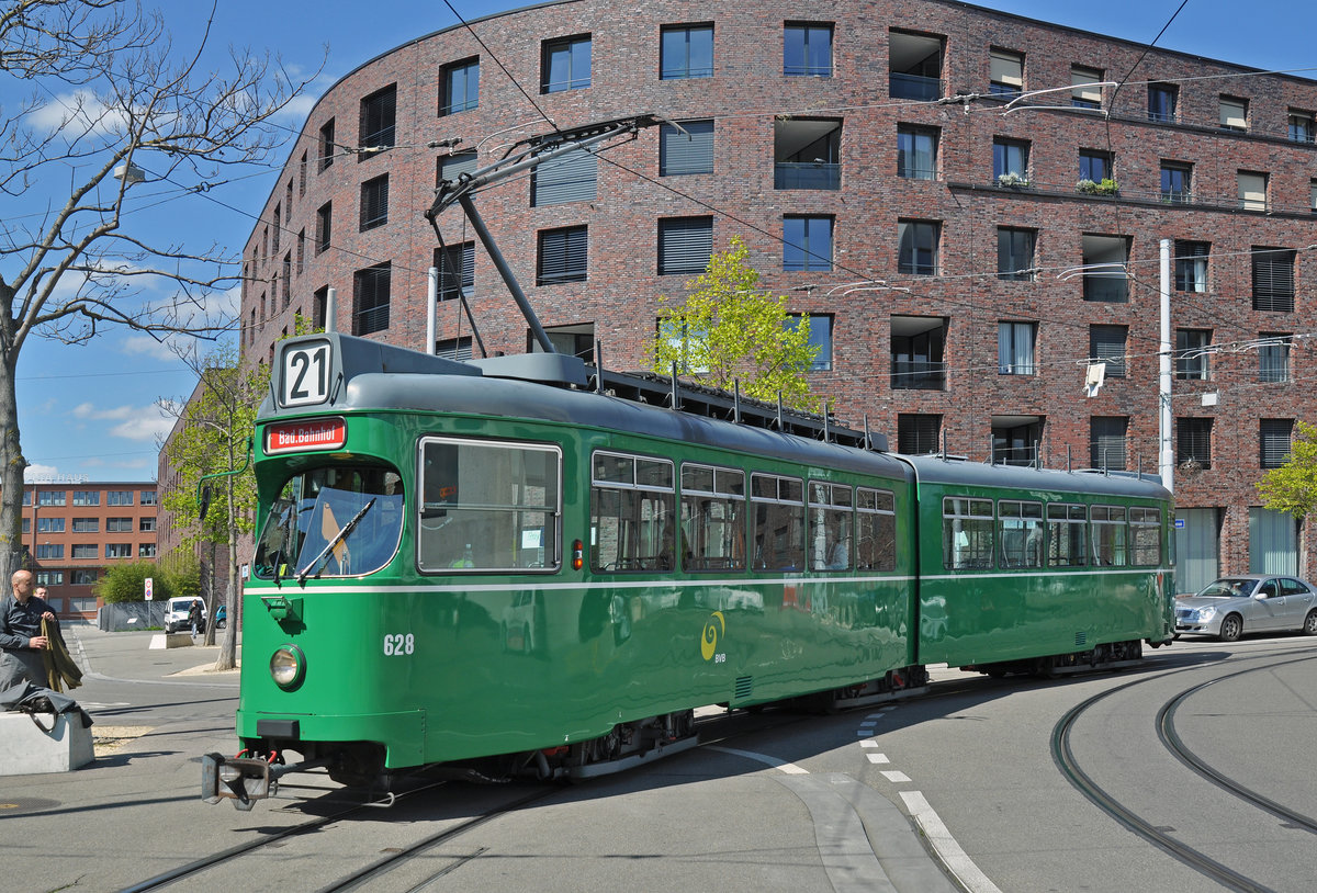 Auch für die beiden in Basel verbliebenen Düwag ist am 29.04.2016 der letzte Tag, an dem sie Kursmässig eingesetzt wurden. Sie drehen die letzten Runden auf der Linie 21. Hier fährt der Be 4/6 628 zur Endstation beim Bahnhof St. Johann.