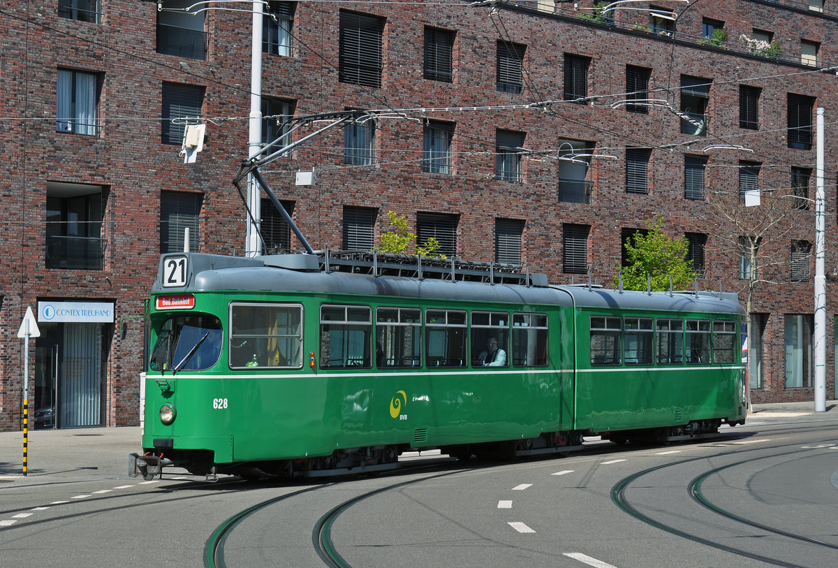 Auch für die beiden in Basel verbliebenen Düwag ist am 29.04.2016 der letzte Tag, an dem sie Kursmässig eingesetzt wurden. Sie drehen die letzten Runden auf der Linie 21. Hier fährt der Be 4/6 628 zur Endstation beim Bahnhof St. Johann.