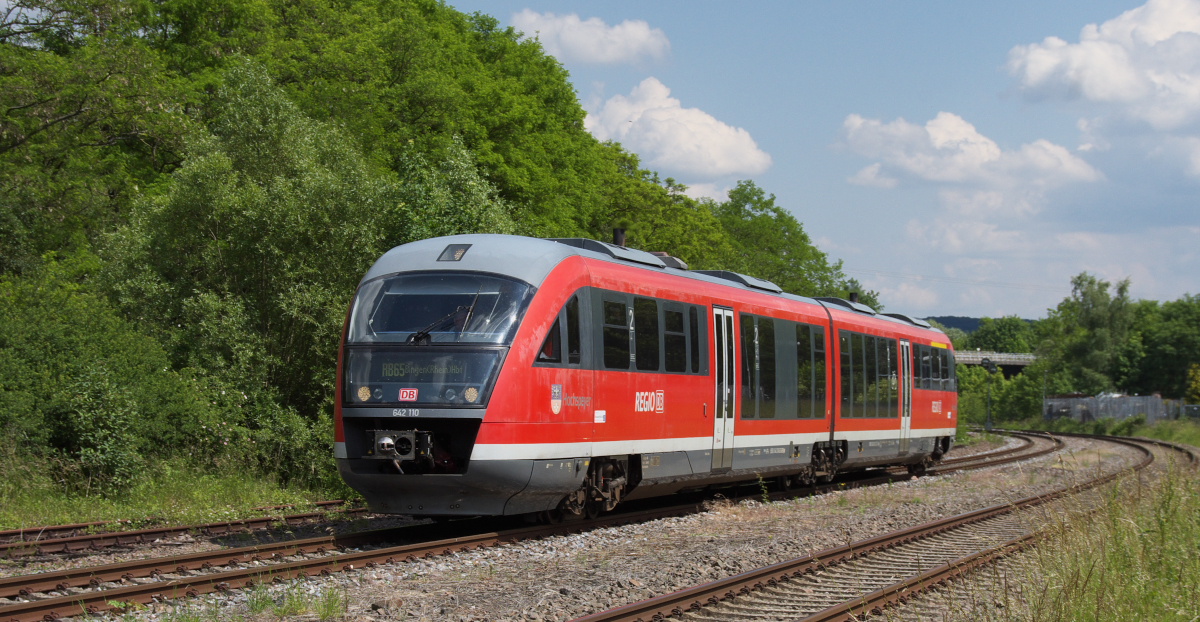 Auch für einen Desiro ausgelöst.....Während viele  Eisenbahnfreunde  wild hinter den Dampfloks hinterher jagten machten wir es uns in Winnweiler gemütlich.
Während der Brotzeit erschien 642 110 (Hochspeyer) als RB von Kaiserslautern nach Bingen auf der Bildfläche.
Gleich erreicht der Triebwagen den Bahnhof Winnweiler.
Die Landschaft im Alsenztal und am Fuße des Donnersberg ist sehr reizvoll.

Bahnstrecke 3320 Hochspeyer - Bad Münster am Stein - 01.06.2014