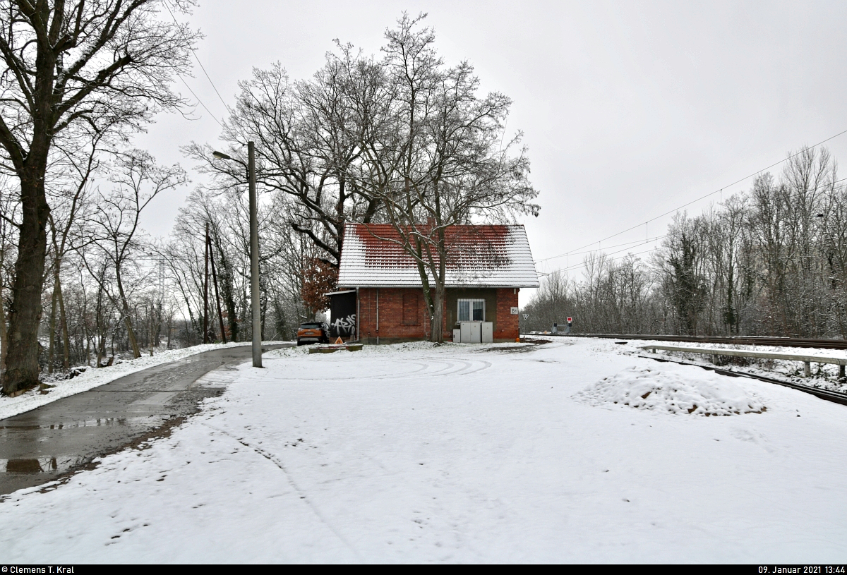 Auch für das Gleisbildstellwerk  B1  des Bahnhofs Halle Südstadt ist in diesem Jahr Schluss. Dann übernimmt das ESTW-A Angersdorf dessen Aufgaben.
Technisch in Betrieb genommen im Jahr 1976 (das Gebäude ist sicher schon älter), entspricht es der Bauform GS I DR und/oder GS II DR von WSSB. So genau ist diese Angabe auf stellwerke.de leider nicht erläutert.

🚩 Bahnstrecke Halle–Hann. Münden (KBS 590)
🕓 9.1.2021 | 13:44 Uhr