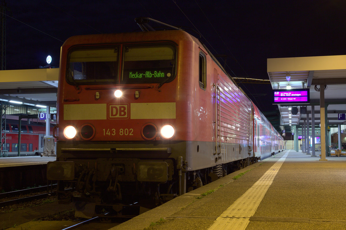 Auch für diese Maschine wird es langsam kritisch. 
Nur noch 5 Maschinen hat die RAB in Ulm im Bestand... mal sehen wie lange noch. Eine davon ist 143 802. 
Die Maschine stand am Abend des 04.10.17 in Stuttgart und wartete auf Ausfahrt. 