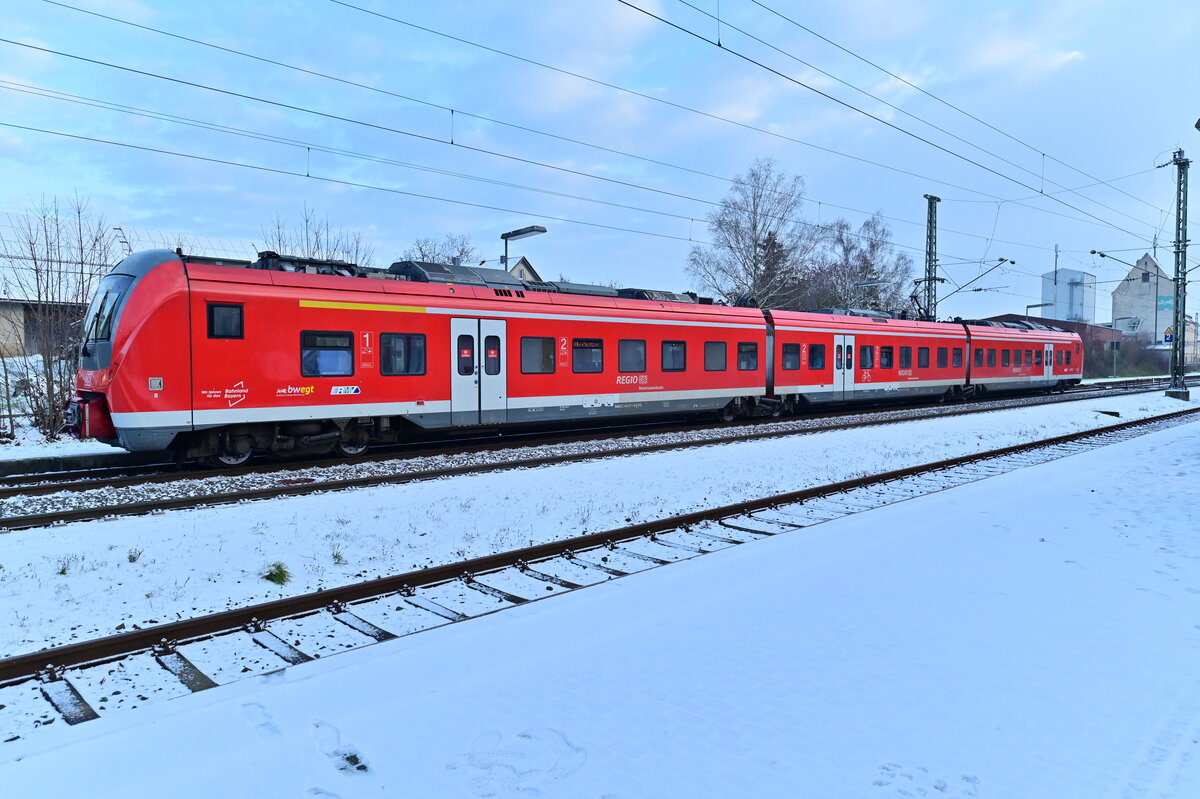 Auch für den RB 85 nach Würzburg hatte Frau Holle ein weißes Kleid bereitet, so das 440 811 hier in Geroldshausen seine Fahrgäste in den Schnee entließ. Sonntag den 11.12.2022