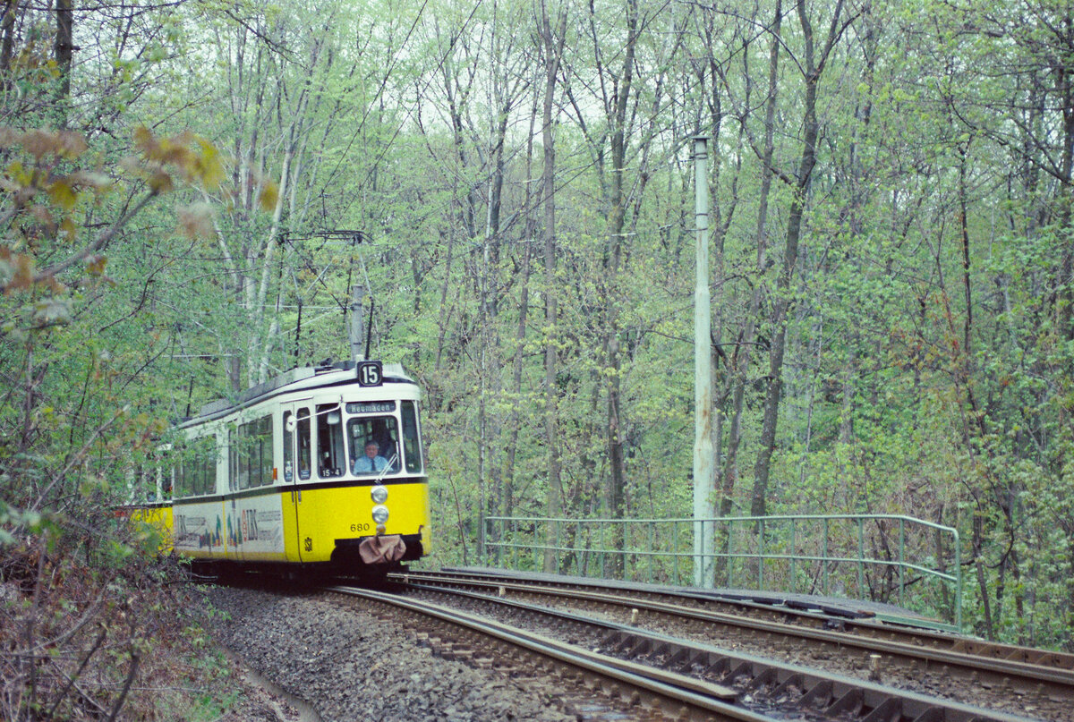 Auch für Straßenbahnfahrer war das Waldstück der Stuttgarter Linie 15 immer eine echte Aufgabe, da die Steigung sehr ausgeprägt war und das Laub auf den Schienen vor allem bei Regen für einen oft sehr langen Bremsweg sorgte. Hier überwindet ein Zug aus zwei GT4 die Steigung zwischen Stelle und Ruhbank, es war 1983.