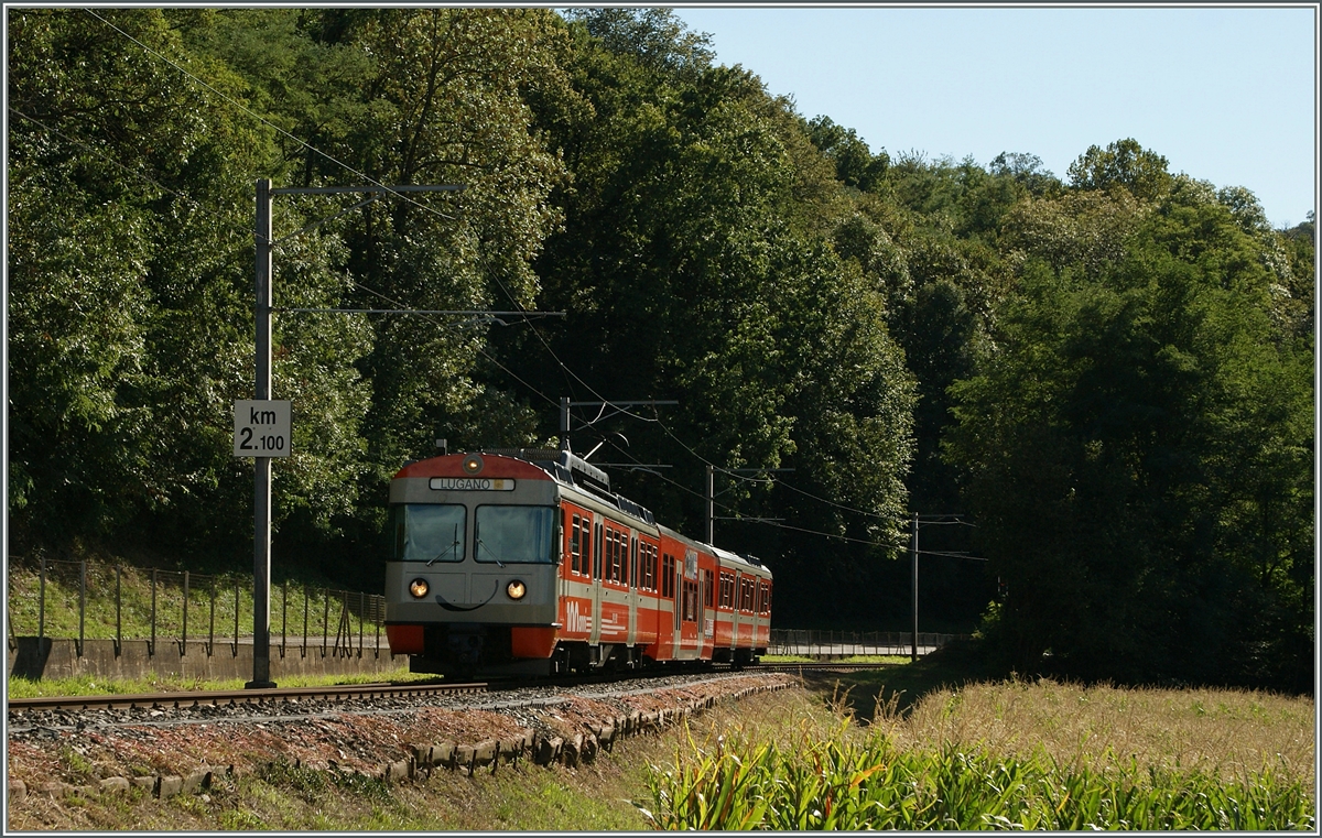 Auch im Gegenlicht lchelt der FLP Regionalzug freundlich.
Bei Sorengo Laghetto, den 12. Sept. 2013