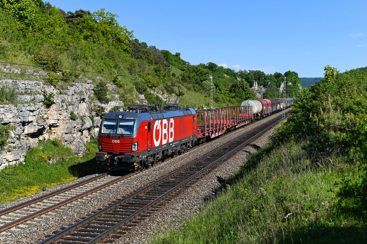 Auch die gemischten Güterzüge zwischen Österreich und Nürnberg Rangierbahnhof nahmen baustellenbedingt den Umweg über das Altmühltal. Am 02. Juni 2021 begegnete mir bei Hagenacker die 1293.052 mit einer solchen Leistung.