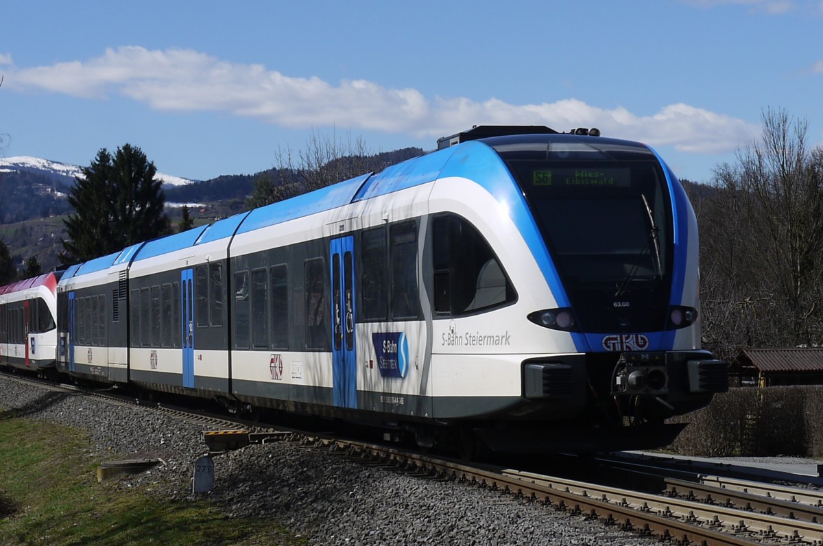 Auch die GKB hat einen ihrer Stadler-GTw (5063.008) mit den Farben der S-Bahn Steiermark ausgestattet. Hier bei Frauental-Bad Gams auf der S 6 (Graz - Wies-Eibisfeld) zusammen mit Nr. 010, der die blichen GKB_Farben trgt.