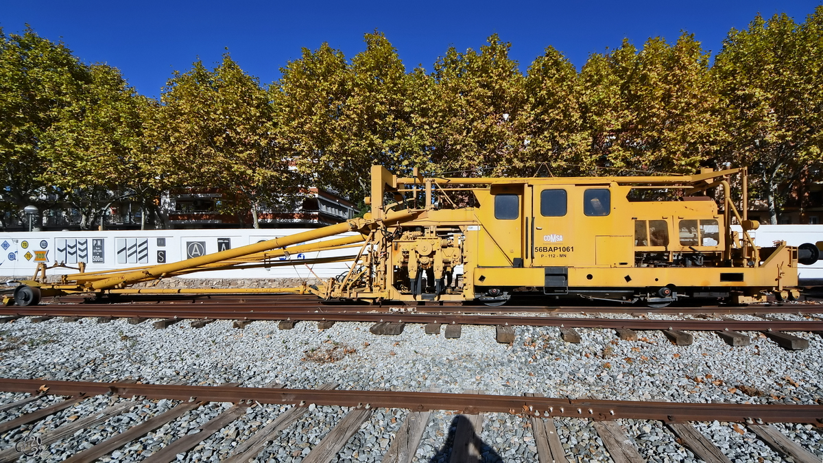 Auch Gleisbaumaschinen, hier die Stopfmaschine 56BAP1061, sind im Eisenbahnmuseum von Katalonien zu sehen. (Vilanova i la Geltrú, November 2022) 