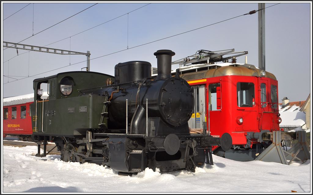 Auch die grosse RHB hat ihre Dampflok. Nr. 3  Rosa  steckt im Schnee fest, dahinter ABDeh 2/4 23 und Bt 31. Heiden. (11.02.2015)