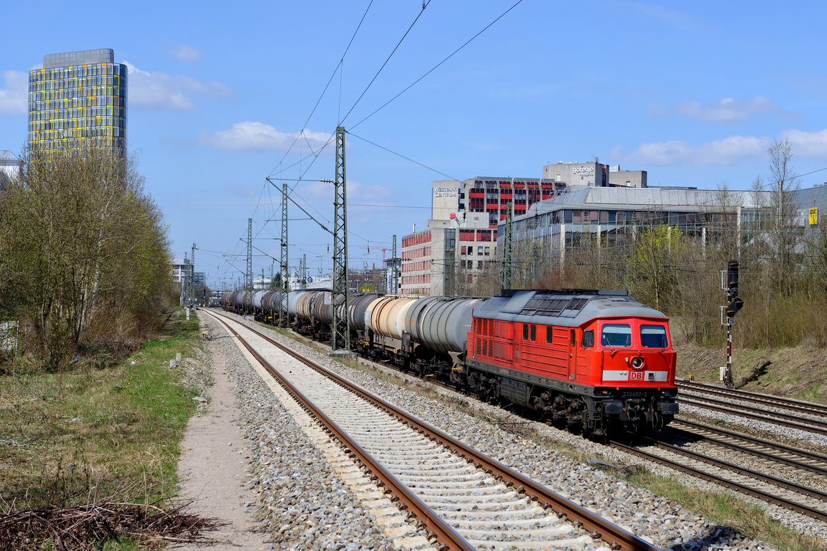 Auch der  Großrusse  läßt sich noch in München blicken: Am 14. April 2015 beförderte 233 452 einen Kesselwagenzug von München Nord nach Mühldorf, hier aufgenommen am Heimeranplatz. Auch wenn die Class 77 bereits fast vollständig das Regiment im Güterverkehr auf den nicht elektrifizierten Strecken in Südbayern übernommen hat, so finden noch sporadisch Einsätze der Baureihe 232/233 vor der Übergabe von und nach Buchloe oder im Chemiedreieck statt.