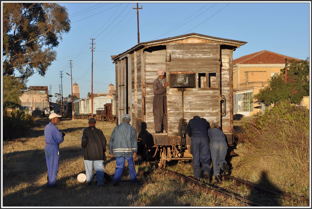 Auch der Güterwagenverschub ist bei fehlender Lok Handarbeit. Asmara (04.12.2014)