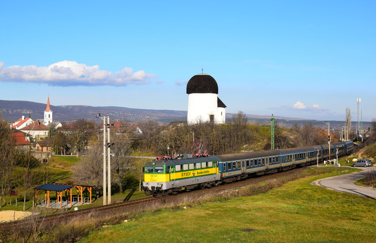 Auch die GySEV 430-er Altbauloks sind auf der Bakonybahn. Die 430 323 ist mit dem IC914  Bakony  auf dem Weg von Budapest Déli nach Szombathely, kurz nach der Abfahrt von Hst. Öskü.
07.01.2023.