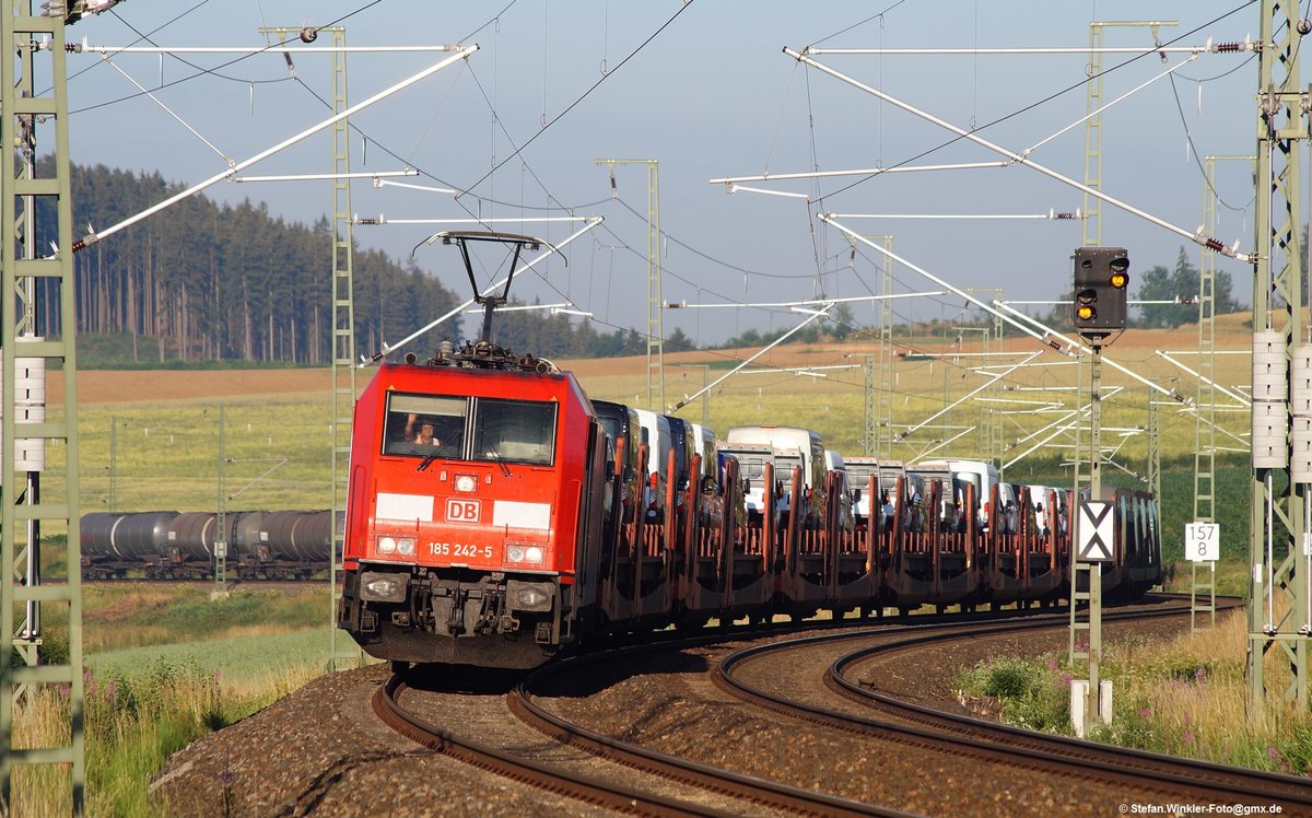 Auch dieser Gz mit der BR 185 kam von Hof herauf am 07.07.2015 und bringt diverse neue Kfz dem Ziel entgegen. Bei der tollen Sonne war klar dass ich morgens vor dem Job fotografiere. Der Tf wollte hingegen durch die tiefe Sonne nicht geblendet werden... Ein später Gruß an ihn mit diesem Foto.