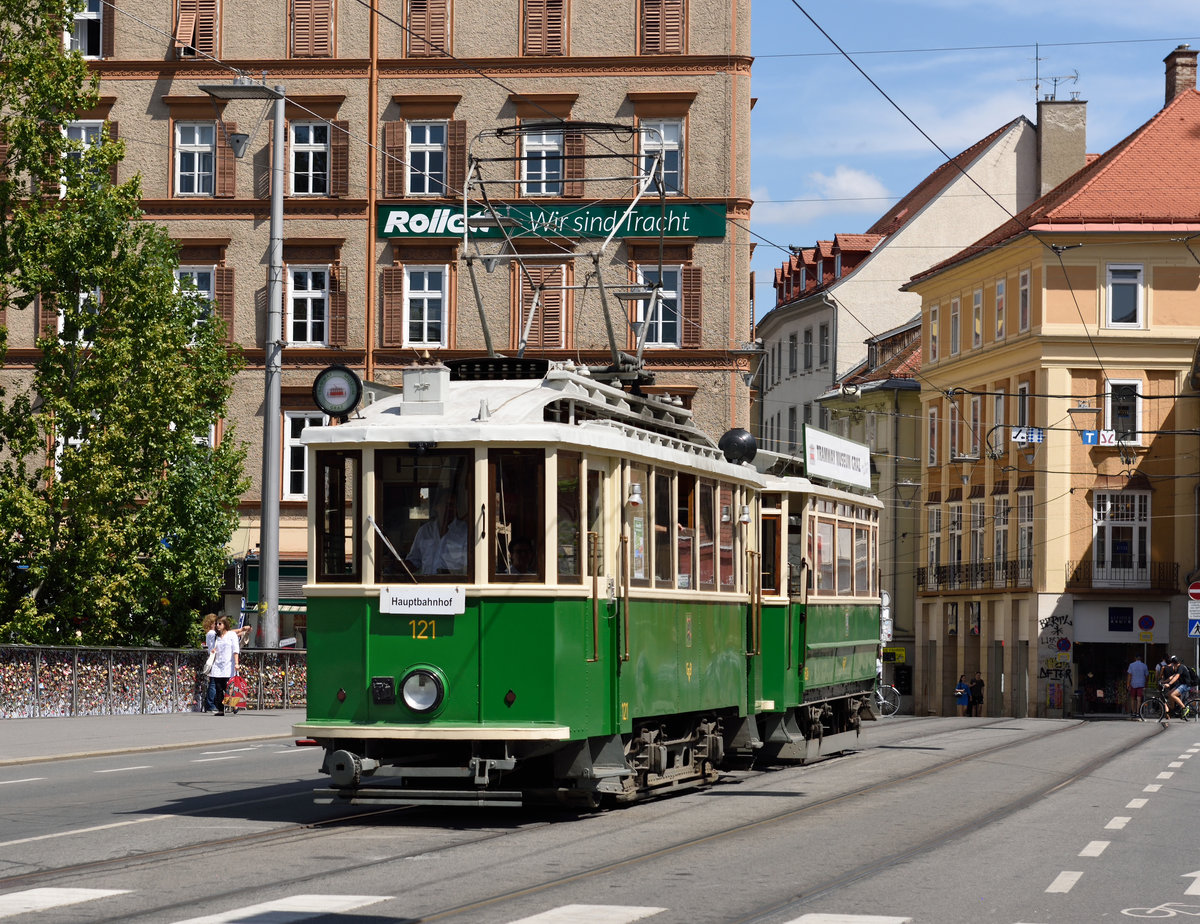  Auch heuer dreht die Sommerbim wieder ihre Runden durch Graz, am 09.08.2019 war Tw 121 mit Bw 60b im Einsatz, hier zu sehen auf der Erzherzog-Johann-Brücke alias Hauptbrücke. https://www.tramway-museum-graz.at/_lccms_/_00781/Sommerbim.htm?VER=190804063615&MID=309&LANG=ger 	
Kriwetz Lukas	